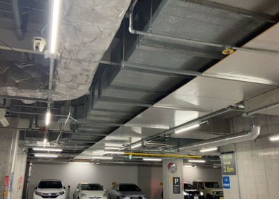 【バルコニー】 | ステーションスカイタワー小田急相模原 | 両面バルコニーは、バルコニーそのものの機能というよりかは設置の仕方による名称です。複数のバルコニーを東西や南東などの相対する場所に設置することで、通風や採光が確保しやすくなるというメリットがあります。