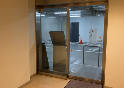 【玄関】 | ステーションスカイタワー小田急相模原 | 玄関は家の顔と言っても過言ではありません。現地を見学する際は玄関の広さや全体のバランスなどを見てみるといいでしょう。一般的なアプローチのしやすさだけではなく、お年寄りにも優しい設計のものだと安心です。