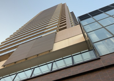 【外観】 | ステーションスカイタワー小田急相模原 | 住宅用の土地では前面道路に2m以上接していなければならないと法律で定められています。しかし、お持ちの車のサイズやライフスタイルなどにより、2mでは利便が悪い場合もございますので、事前に確認しましょう。