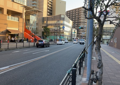 【外観】 | ステーションスカイタワー小田急相模原 | 道幅が広い場所は日当たりや風通が良好です。幅が広いのですれ違いも可能ですし大きな車でも駐車可能！一方で、大型車が通ることも多くなるため交通量の増加により騒音に繋がります。また土地の値段が高くなります。