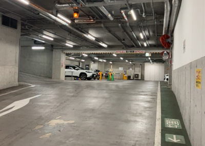 【駐車場】 | ステーションスカイタワー小田急相模原 | 駐車場と明記されていても、最小スペースでつくられた駐車場だと大型車は駐車できなかったり、出入りしにくくなったりする可能性があります。お車のサイズと購入したい物件の駐車場のサイズを現地で確認しましょう。