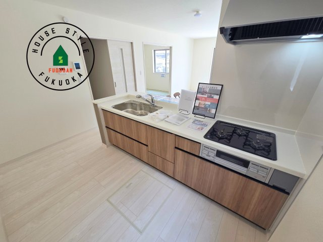 大野城市中3丁目第1-1棟（1号棟）の内観：施工例|ダイニングテーブルへの配膳がラクラク、お料理はかどるカウンター付きシステムキッチン！