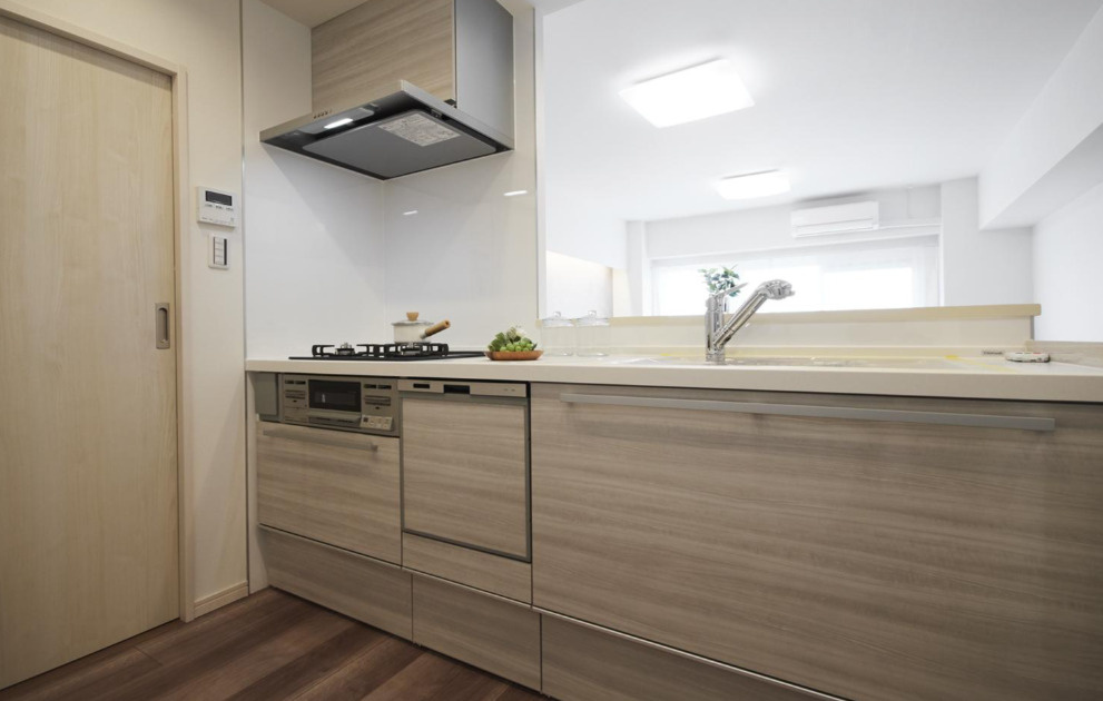 ロイヤルブルフのキッチン|リノベーション済の４LDKのキッチン、食洗器もついてます。水回りは新しく清潔感がありますね
