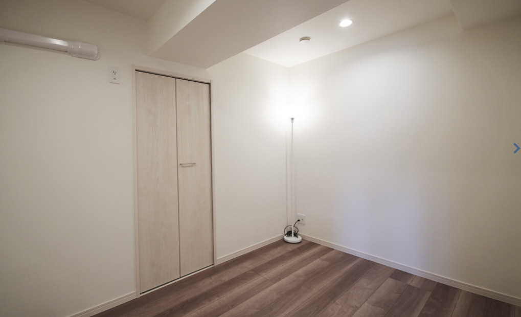 ロイヤルブルフの洋室|ウオークインクローゼットあり収納充実！