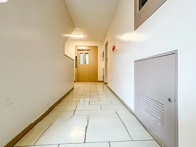 ロイヤルブルフのその他共用部分|清潔感ある館内廊下部