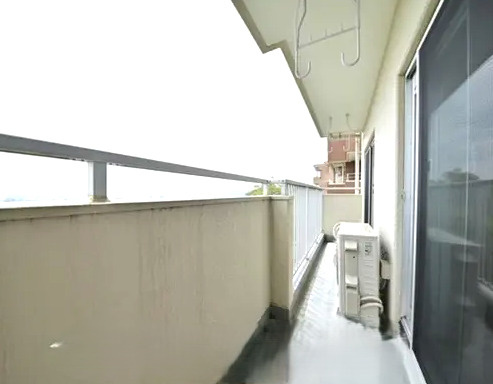 ロイヤルブルフのバルコニー|お洗濯物もよく乾きそうな明るいバルコニー