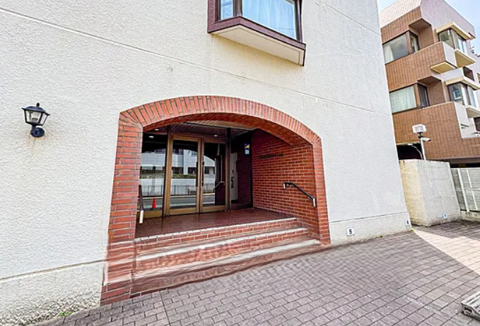 ロイヤルブルフのその他|エントランスでて、近所に東急ストア、100均などあり徒歩９分！コンビニもあるのでお買い物便利！