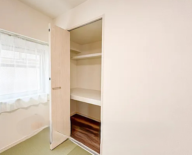 ロイヤルブルフの洋室|４LDKは部屋数が多いのが魅力！４帖のコンパクトなお部屋は納戸にしたり、または在宅ワークのある方に魅力な１部屋です。
