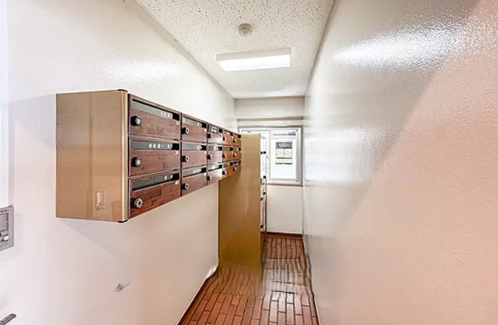 ロイヤルブルフのその他共用部分|明るく開放感あるロビー内に郵便ポストがあります。トランクルームあり。