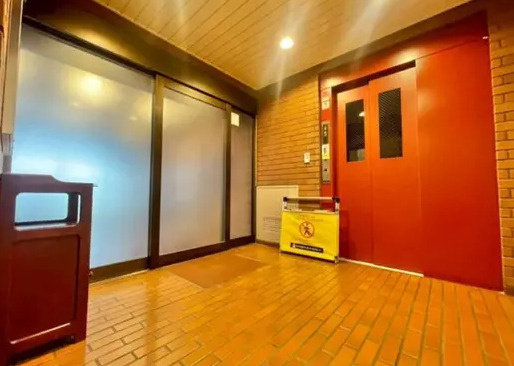 ロイヤルブルフのエントランス|エントランスから小学校まで徒歩5分圏内！中学校まで1２分圏内！
