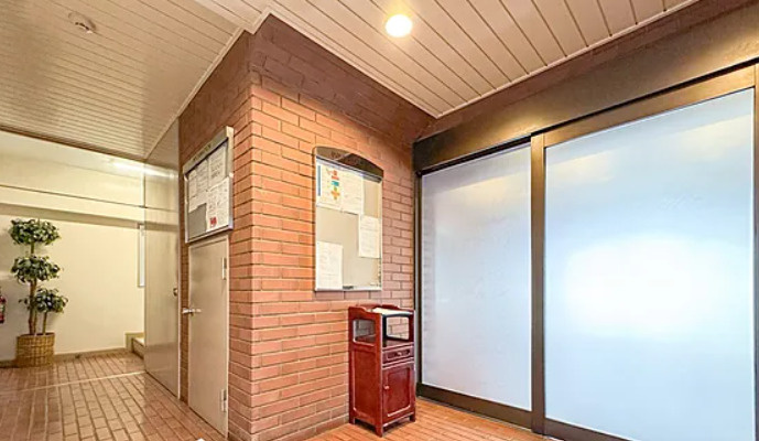 ロイヤルブルフのエントランス|管理は巡回で安心ですね。