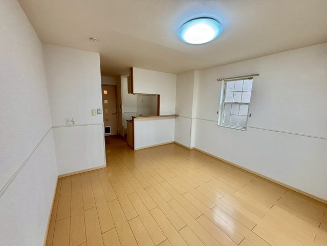 リジュール南条の洋室