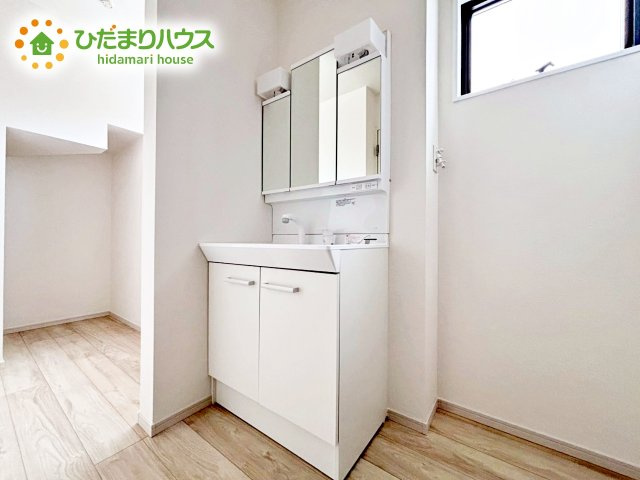 【独立洗面台】 | ひたちなか市足崎2期　新築戸建 | 鏡自体も広いため、朝の忙しい時間帯にご家族と共有して洗面台を使えるのが魅力！