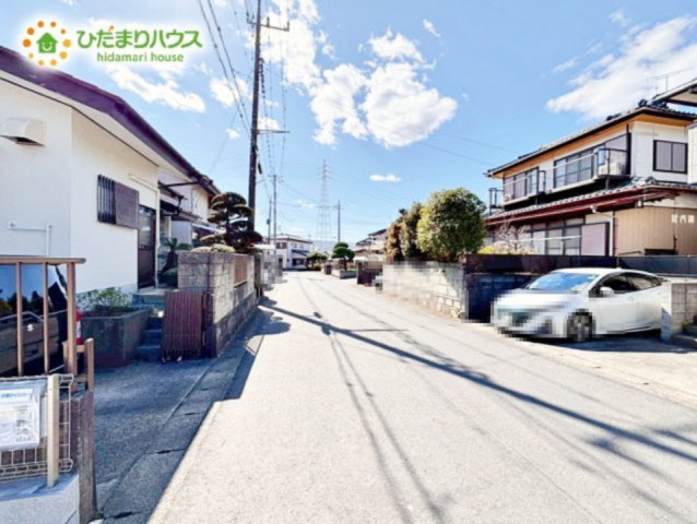 【前面道路含む現地写真】 | ひたちなか市足崎2期　新築戸建 | 繁華街のようなにぎやかさがないため、車の音や話し声が少なく、静かな生活を望む人に適している閑静な住宅地！