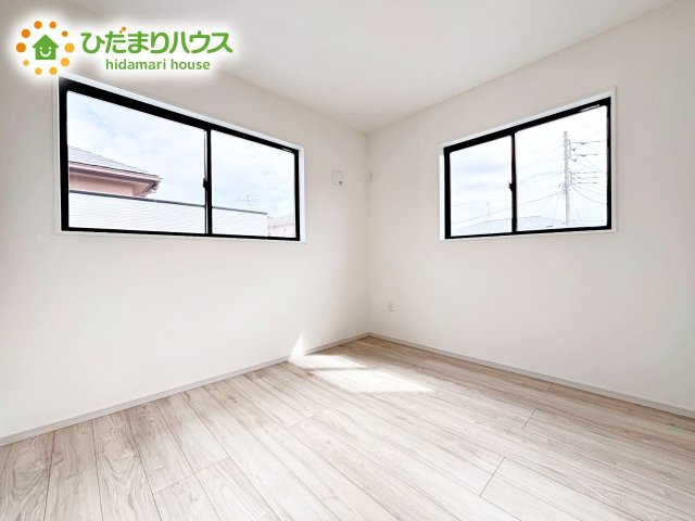 【洋室】 | ひたちなか市足崎2期　新築戸建 | 明るい洋室は、生活にゆとりを齎してくれるゆったりスペース。大きな窓からは陽光が入り、リラックスした時の流れを感じられ、