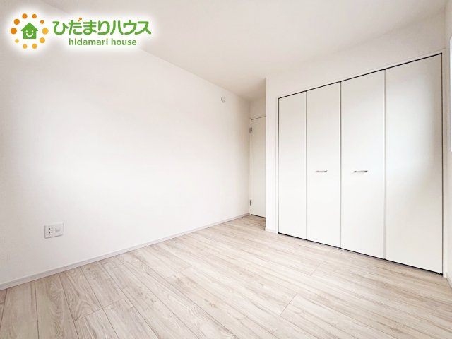 【洋室】 | ひたちなか市足崎2期　新築戸建 | 白い壁の洋室は、太陽の光だけでも十分明るく感じられますね