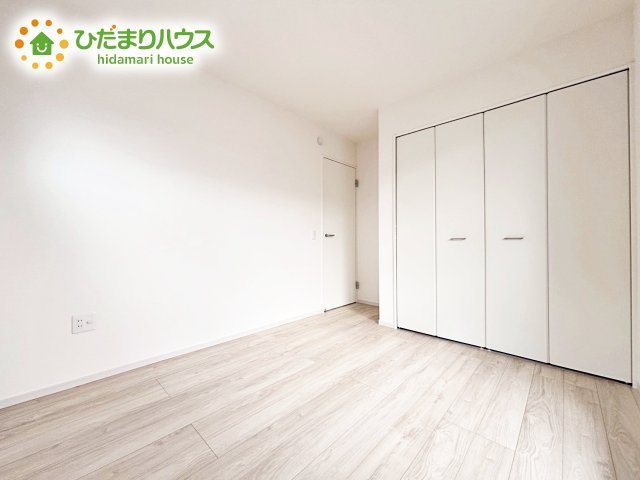 【洋室】 | ひたちなか市足崎2期　新築戸建 | 室内には収納スペースもあり、衣類や小物類をたっぷり収納可能。お部屋をより広くお使いいただけます。