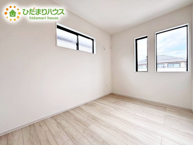 【洋室】 | ひたちなか市足崎2期　新築戸建 | 2面採光を確保した明るい室内は、風通しも良く、大変居心地の良い空間となっております。