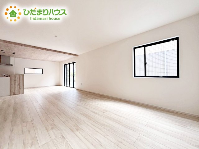 【居間・リビング】 | ひたちなか市足崎2期　新築戸建 | 風通しが良いため、夏は風を感じて涼しく過ごせます(^^♪