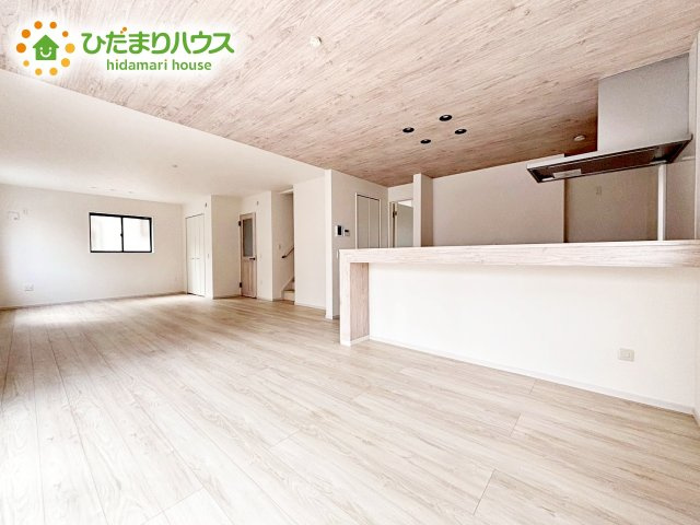 【居間・リビング】 | ひたちなか市足崎2期　新築戸建 | 家族団らんの時間も増えそうな、日当たり良好＆くつろぎのLDK
