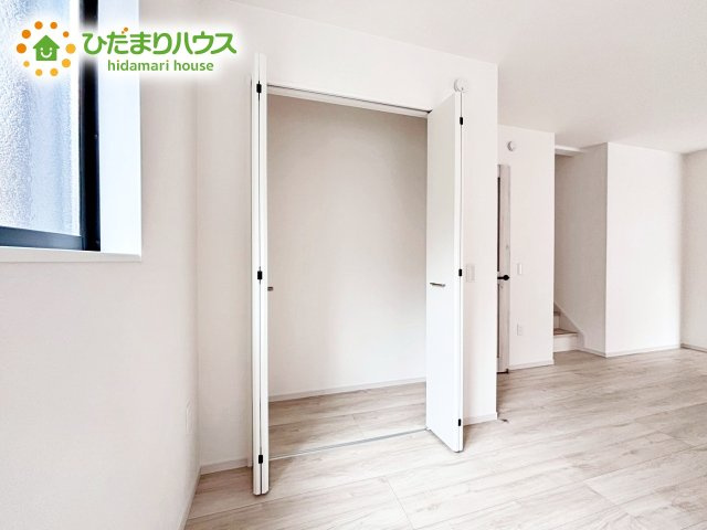 【収納】 | ひたちなか市足崎2期　新築戸建 | 暮らしのちょうど良いところにクローゼットを配置することで家の中がスッキリと片付きます。掃除道具や家族それぞれの小物などを適材適所で収納可能。