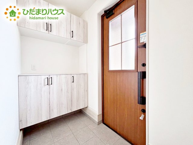 【玄関】 | ひたちなか市足崎2期　新築戸建 | シューズボックスは、家族全員の靴が入るため、散らかりがちな玄関もスッキリ片付きますね。