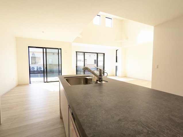 水戸市見和1期の居間・リビング|開放感のある吹き抜け天井からは暖かな光がリビングに降り注ぎます。