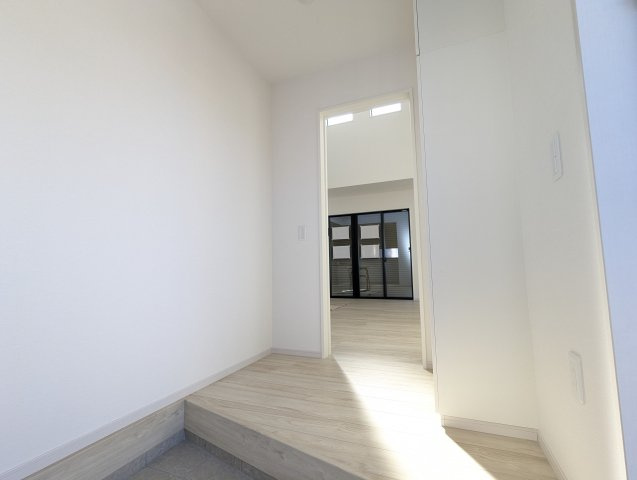 水戸市見和1期の玄関|白を基調とした明るく清潔感のある玄関です～