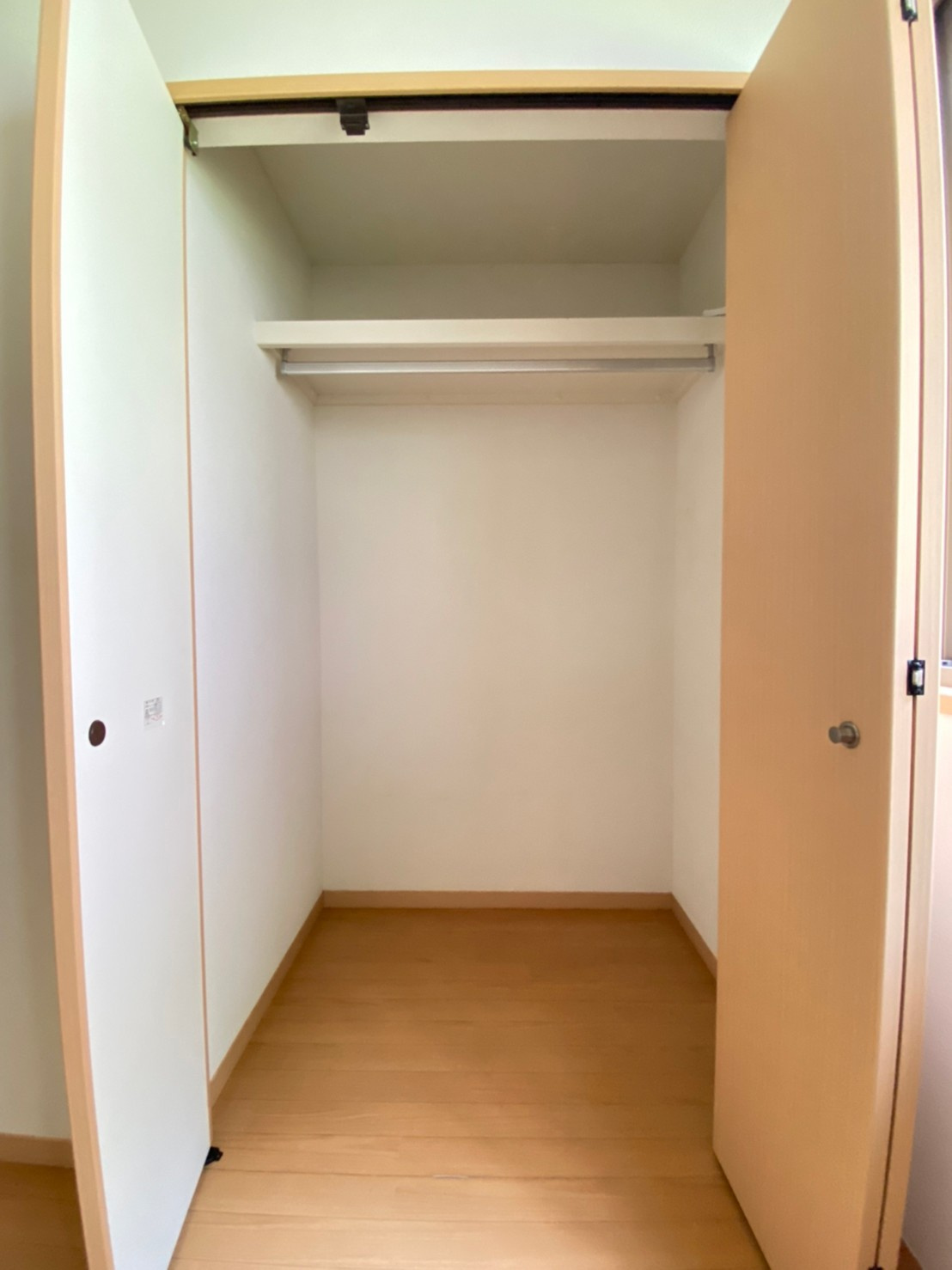 グリーンフォレストの収納|ポール付きで使い勝手の良いクローゼット♪