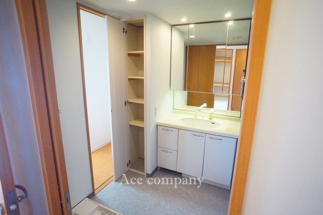 【独立洗面台】 | コートヴィラージュ平野 | 2WAY♪キッチンから直接ランドリー・洗面室に移動できます♪