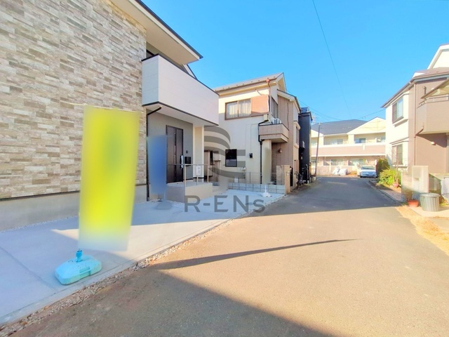 【前面道路含む現地写真】 | 西東京市北町３丁目　新築戸建て | 落ち着いた低層住宅街の一角、穏やかな暮らしを育むエリアです