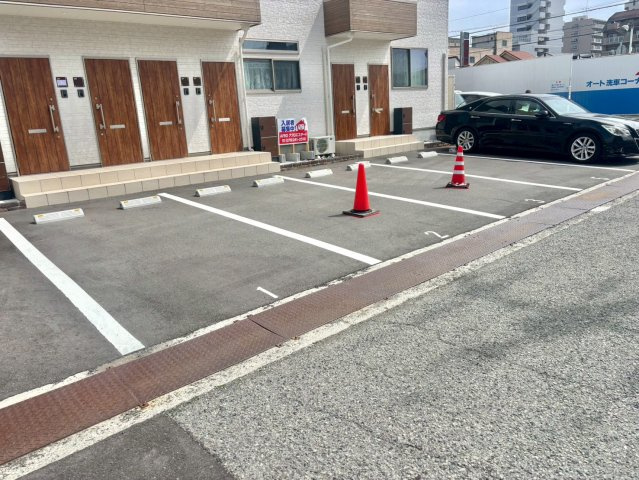 アイリスパレスの駐車場