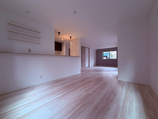 【居間・リビング】 | 練馬区南大泉５丁目　新築戸建て | （建築中）LDKは広々23.7帖、光と風が行き交う憩いの空間