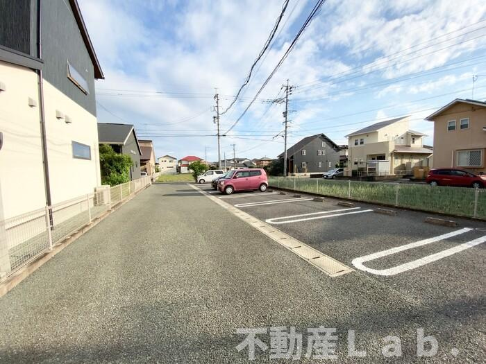 ルミエール野口の駐車場