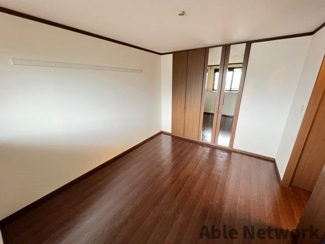 スカイヴァレイの居間・リビング|６．６帖の洋室