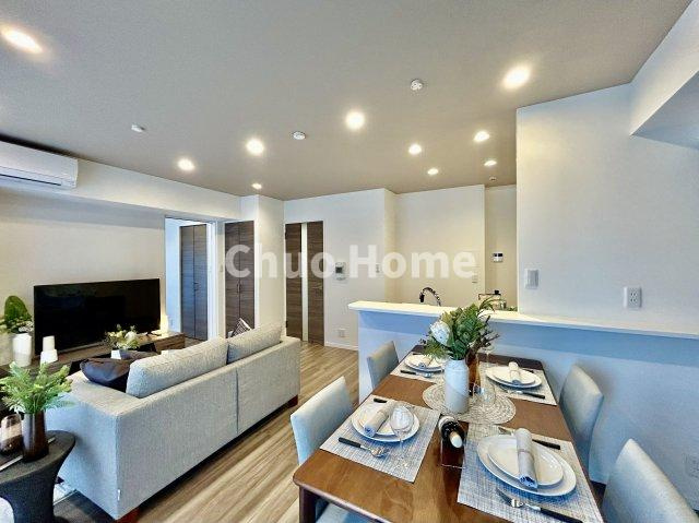 モリス綾瀬のキッチン|視界に広がりを生むオープンなキッチン。料理や片付けをしながら、家族との会話を楽しんだり、リビングで遊ぶ子どもを見守れます。ご見学時には家具の配置などもイメージしながらぜひご覧になって見て下さい。