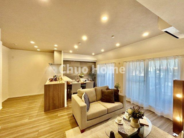 モリス綾瀬の居間・リビング|【リビングダイニング】一日の中で多くの時間を過すことになるリビングダイニングだからこそ、いつも穏やかな空間であることが必然。爽やかな通風と採光を存分に感じる事が出来る空間です。