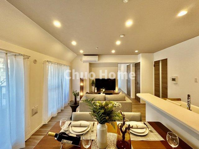 モリス綾瀬のダイニング|【ダイニング】忙しい朝でも、しっかり家族が揃って食事をして頂けるゆとりある大きさのダイニングスペース。奥様が作る手料理をカウンター越しに受けとって頂き、テーブルで囲む素敵な時間を存分に愉しんで下さい。