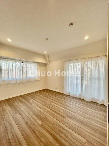 モリス綾瀬の寝室|【寝室】心と体をゆったりと安らげる主寝室。寝室のゆとりが大きい分だけ、暮らしの安らぎは深まります。一日の疲れを癒すだけでなく、ご夫婦の親密な語らいを紡ぎ出します