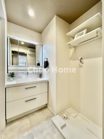 モリス綾瀬の脱衣所|【洗面所】明るい洗面所は朝をすっきりさせてくれる空間です。バタバタしている忙しい朝でも収納が多い洗面台では短い時間で効率良く支度ができます。