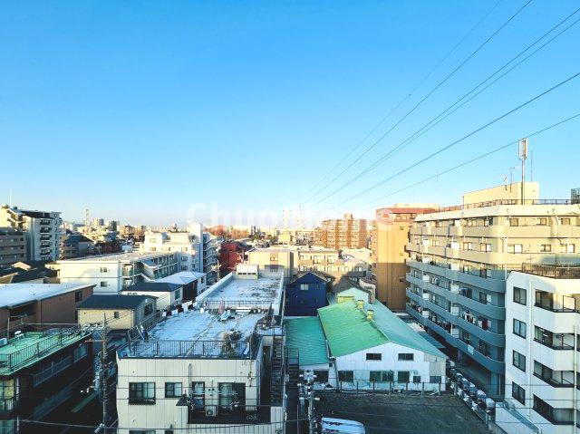 モリス綾瀬の展望|手を伸ばせば、ふれることが出来そうな環境が、そのままインテリアになったような印象です。その豊かな眺望にふさわしい空間には、通風・採光にも優れ、心地よい光と風があふれています