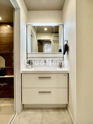 モリス綾瀬の独立洗面台|【洗面化粧台】洗面化粧台には三面鏡を採用。身だしなみを整えやすい事はもちろんですが、鏡の後ろに収納スペースを設ける事により、散らかりやすい洗面スペースをすっきりさせる事が出来るのも嬉しいですね