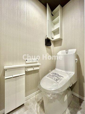 モリス綾瀬のトイレ|【トイレ】 収納スペースをしっかりと確保した温水洗浄便座機能付きトイレ。温水洗浄便座は清潔にお使いいただくための大切なアイテムです。