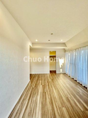 モリス綾瀬の洋室|【洋室】快適に過ごす条件は、一人ひとり違います。だからこそ飾り過ぎないシンプルな内装と偏り過ぎないデザインで統一しております。居住していく中でオーナー様だけの【マイホーム】に創り上げて下さい