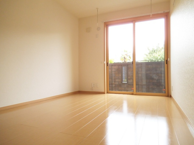 リバレイン浮間Ⅱの居間・リビング|ピカピカのフローリングが嬉しいですね！