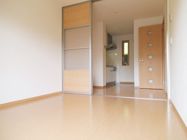 リバレイン浮間Ⅱの居間・リビング|扉を明け払うと開放的なリビングダイニングに！