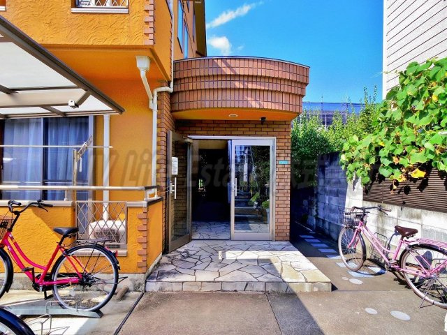 小平市学園東町３丁目のアパートのエントランス