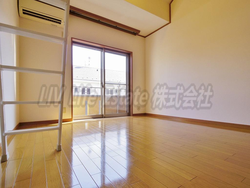 小平市学園東町３丁目のアパートの居間・リビング