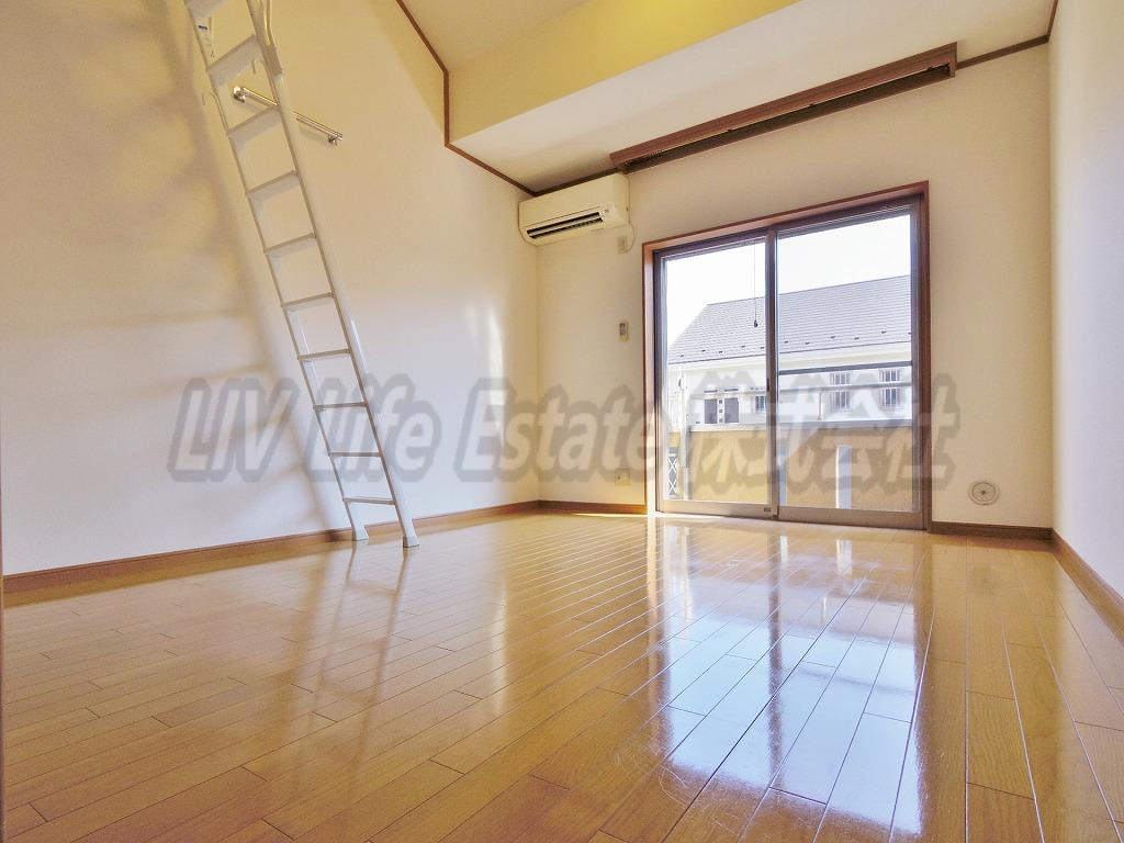 小平市学園東町３丁目のアパートの居間・リビング