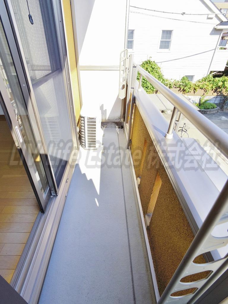 小平市学園東町３丁目のアパートのバルコニー